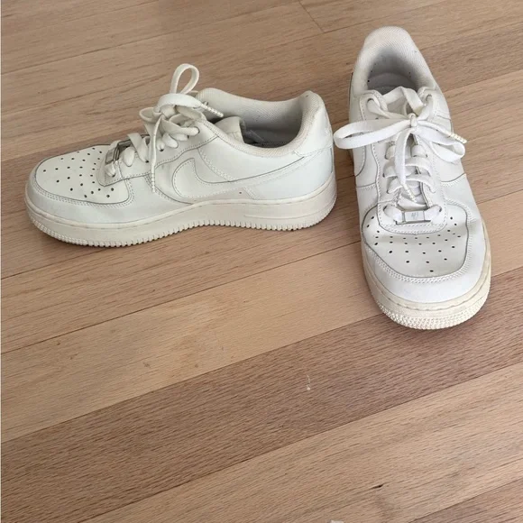 Nike Air Force 1 in White - Picture 2 of 4